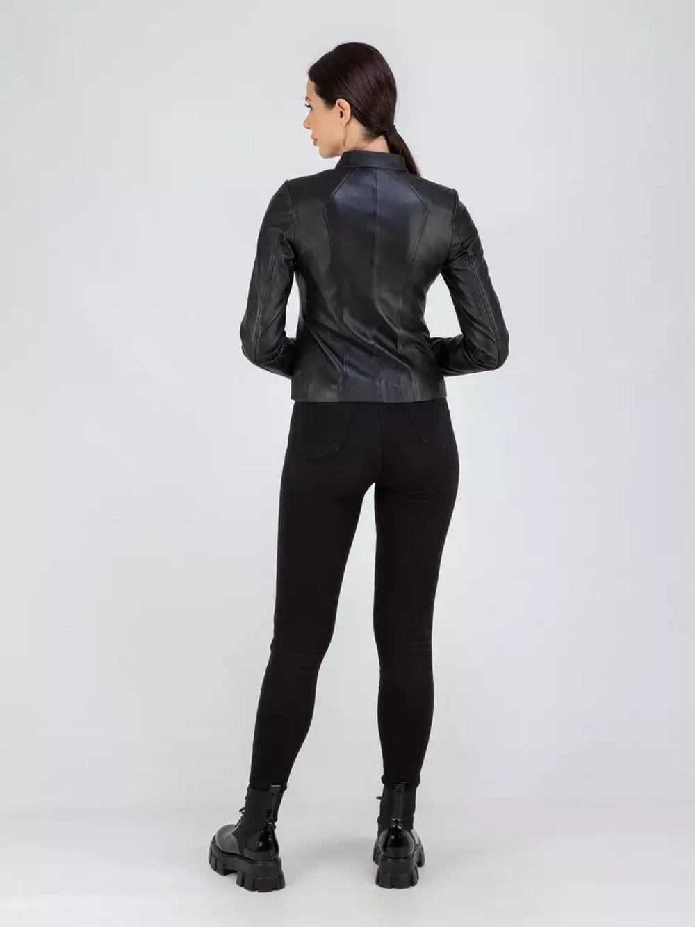 Кожаная куртка короткая на молнии демисезон