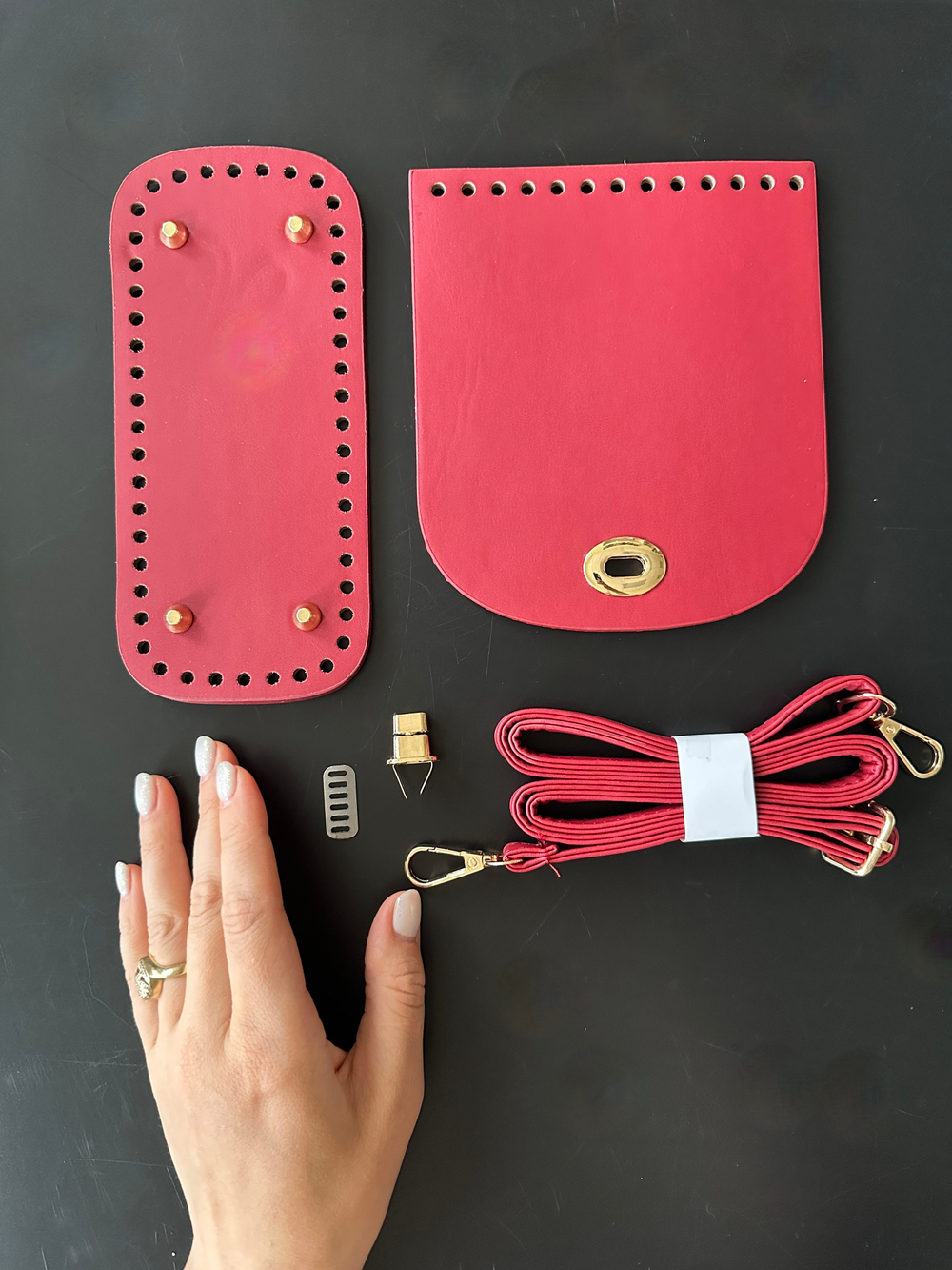 Набор для вязания сумки: дно, крышка клапан, длинные ручки и фурнитура ( цвет темно-розовый)/ заготовка для сумки с дном 22х16х4 см, длинной ручкой и верхушкой с застежкой