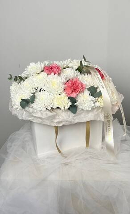 Стойкая композиция из цветов