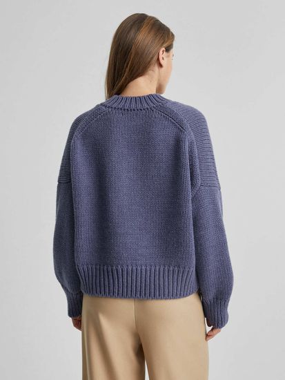 AIM  крупной вязки с V-образным вырезом. Цвет синий. 50% шерсть мериноса.