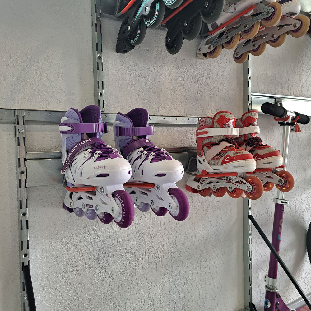 Организация хранения роликовых коньков, защитных шлемов и самоката на стене гаража с помощью системы IF