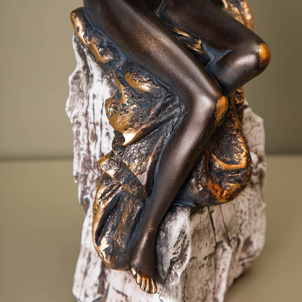 Девушка на скале Бронза