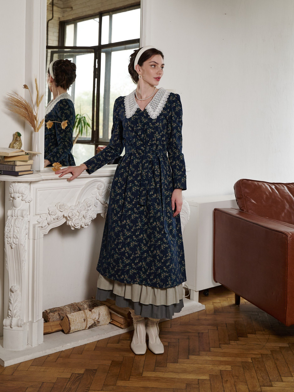 Платье с кружевным воротником