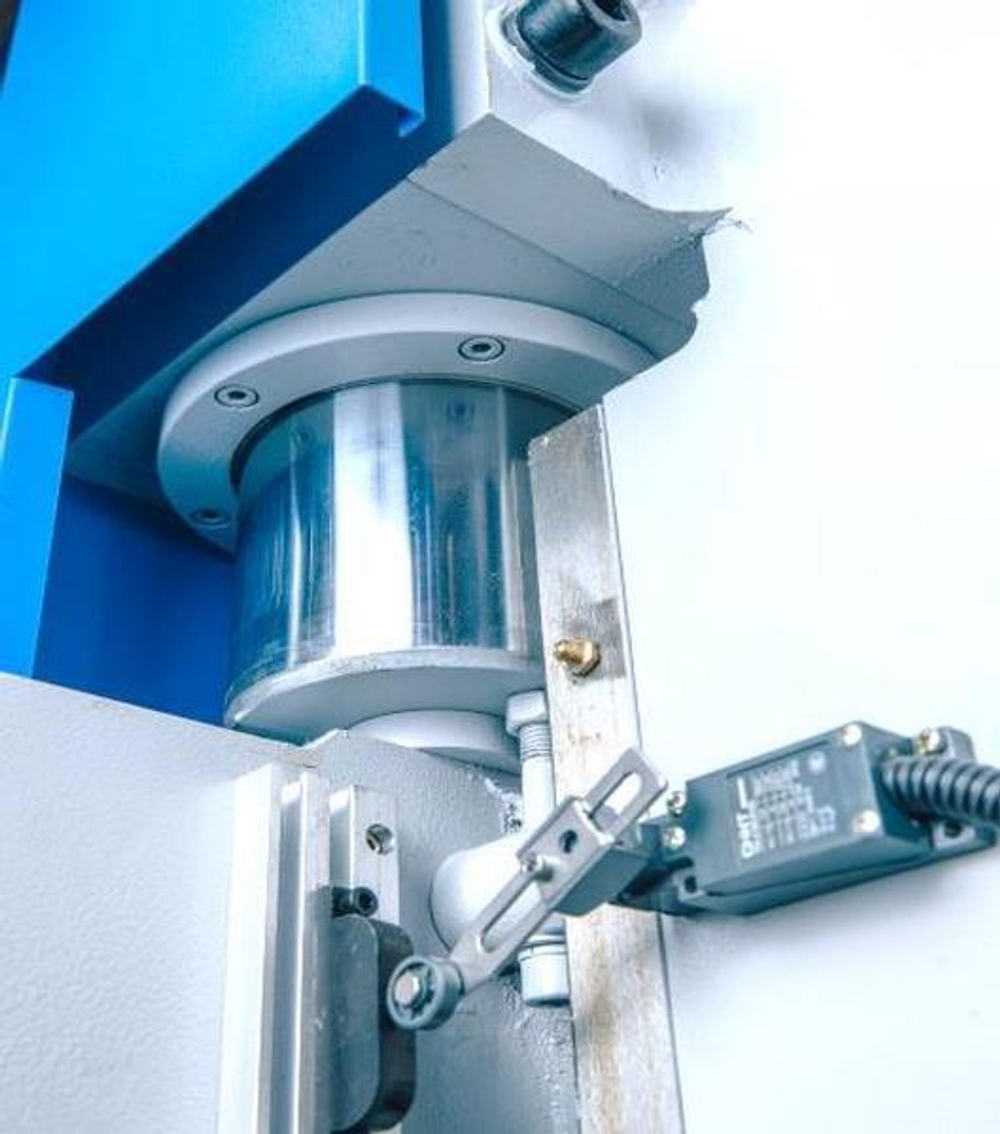 Гидравлический листогибочный пресс MetalTec HBM 160/3200M с инвертором заднего упора E22