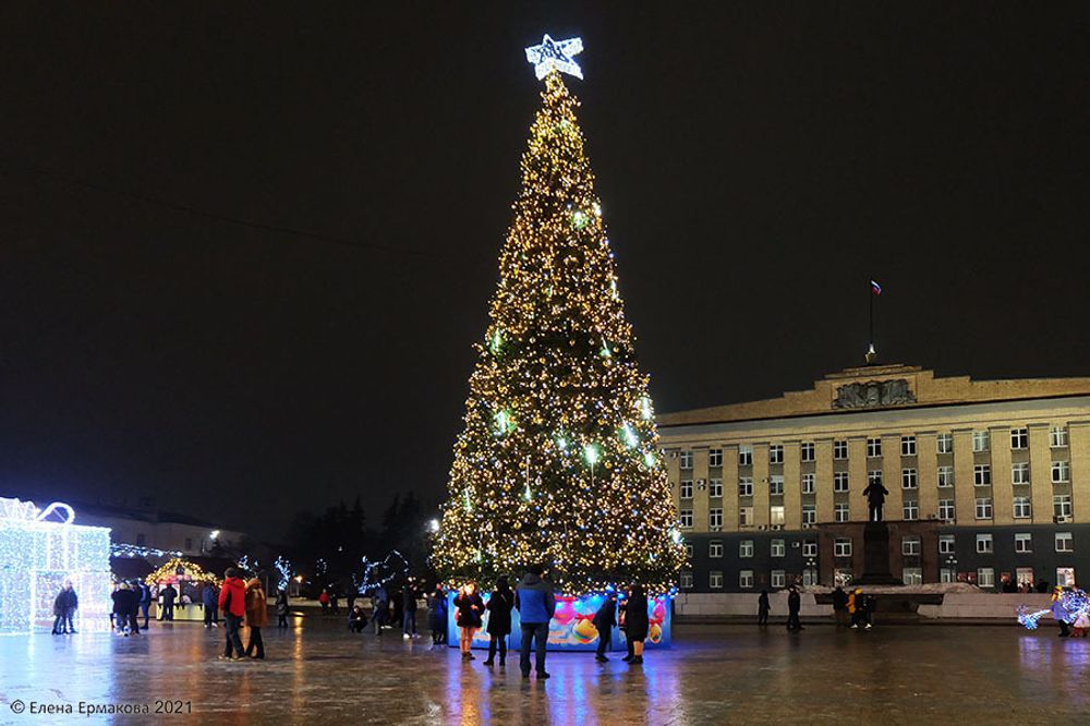 Светящееся ограждение и подиум для большой елки