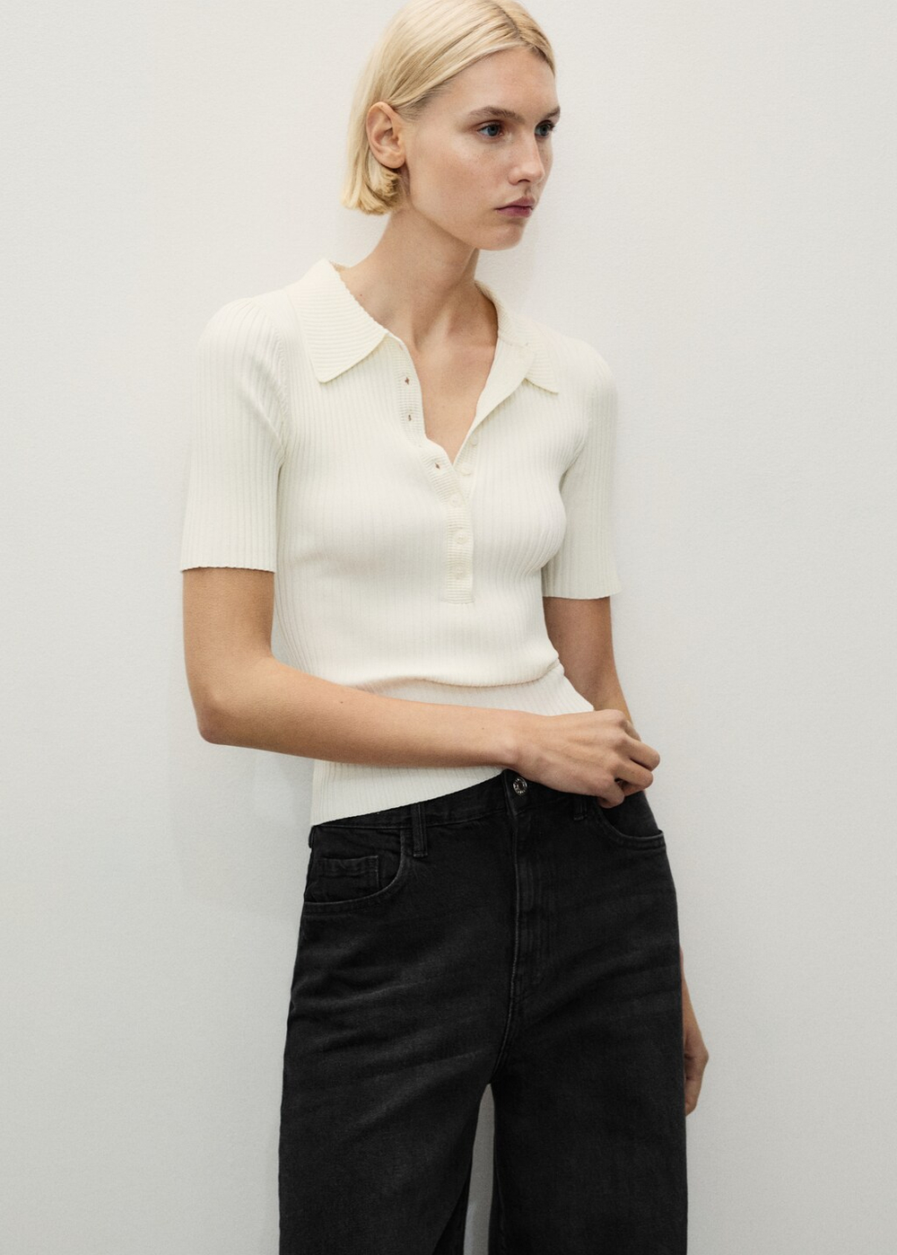 Джинсы с широкими штанинами и высокой посадкой