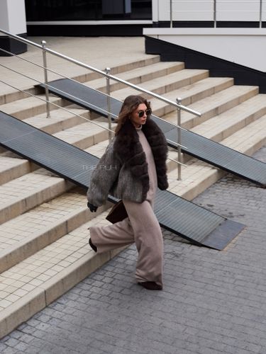 Укороченный шерстяной пуховик с мехом лисы