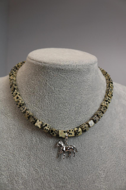 Чокер из далматиновой яшмы "Пятнистый аллюр"