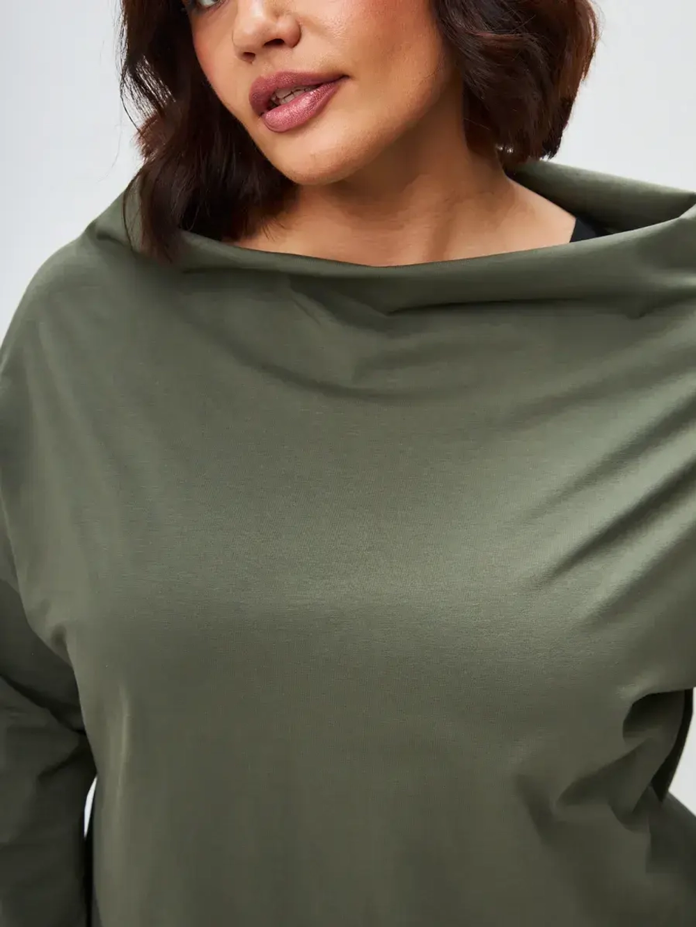 Лонгслив оверсайз с вырезом лодочка хаки