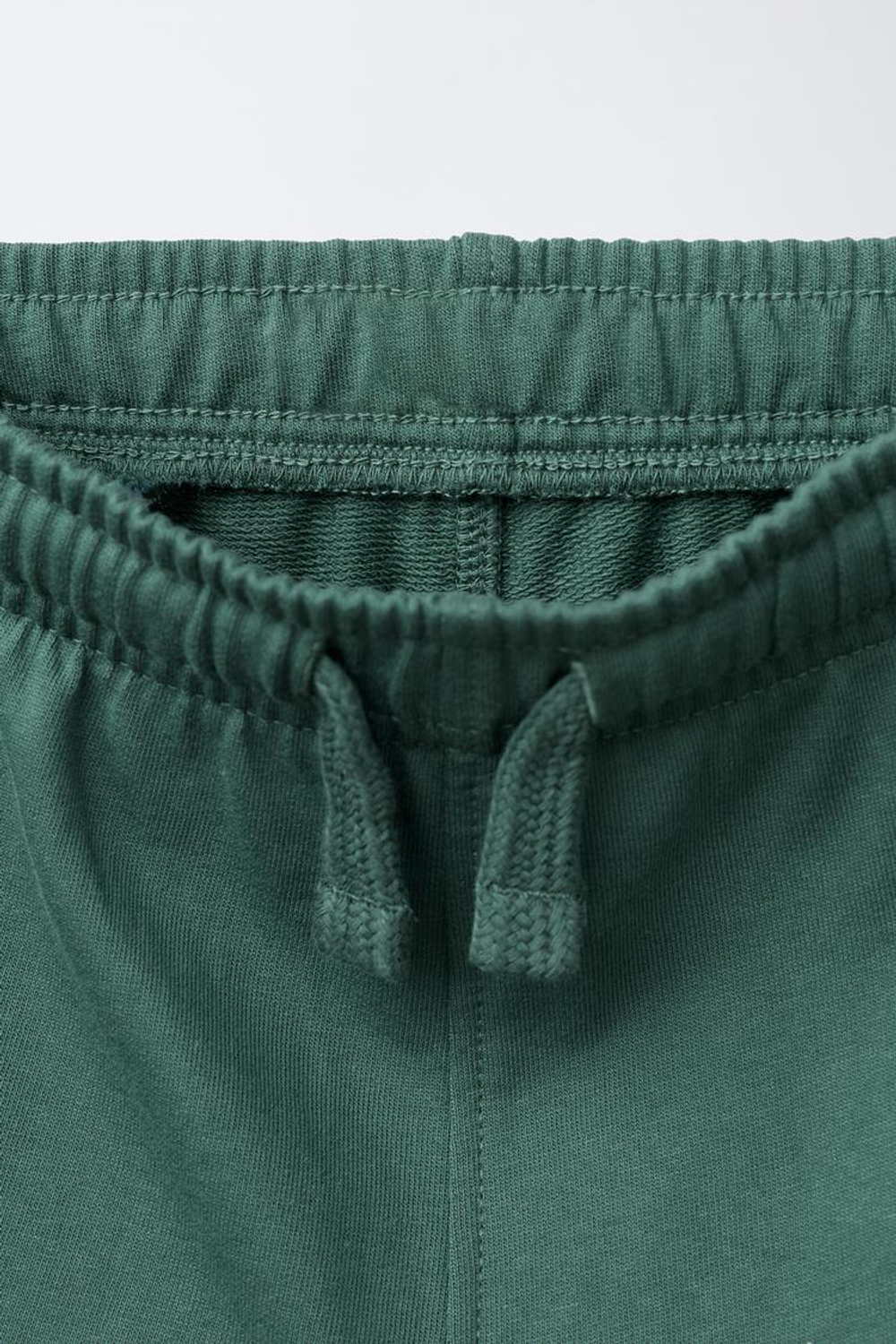 ZARA КОМПЛЕКТ ИЗ ФУТБОЛКИ И БЕРМУДОВ, МЯГКИЙ ЗЕЛЕНЫЙ