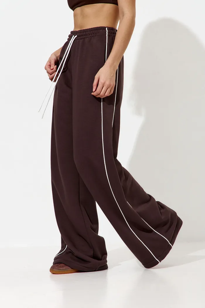 Широкие джоггеры с кантом цвета шоколад