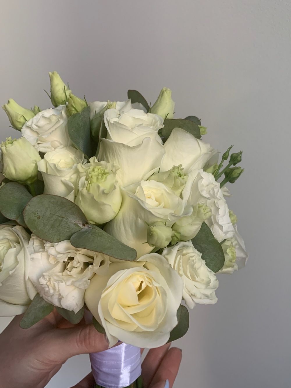 Свадебный букет из одноголовых роз, лизиантуса и эвкалипта