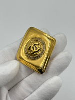 Брошь Chanel с логотипом