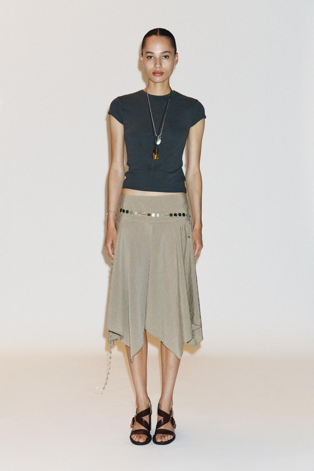 ZARA ФУТБОЛКА ОБЛЕГАЮЩЕГО КРОЯ С КОРОТКИМИ РУКАВАМИ, СВИНЦОВЫЙ