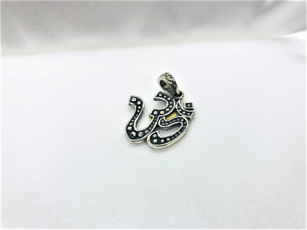 Ом. Серебро 2,5 см.
