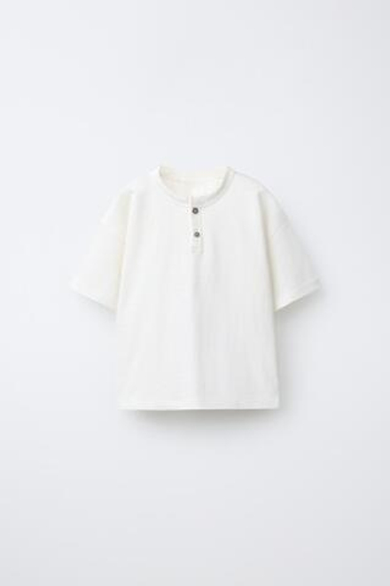 ZARA БАЗОВАЯ ФУТБОЛКА С ПУГОВИЦАМИ, ЭКРЮ