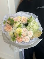 Букет сборный из гортензии, кустовых пионовидных роз, скабиозы и вибурнума