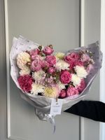 Букет из кустовых пионовидных роз, георгин, маттиолы и хризантемы