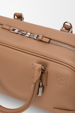 Loewe Сумка Amazona 23 из мягкой зернистой телячьей кожи, мокко