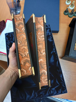 Книги подарочные в обложке из натуральной кожи "Мысли, афоризмы и шутки знаменитых мужчин. Мысли, афоризмы и шутки знаменитых женщин" (2 тома)