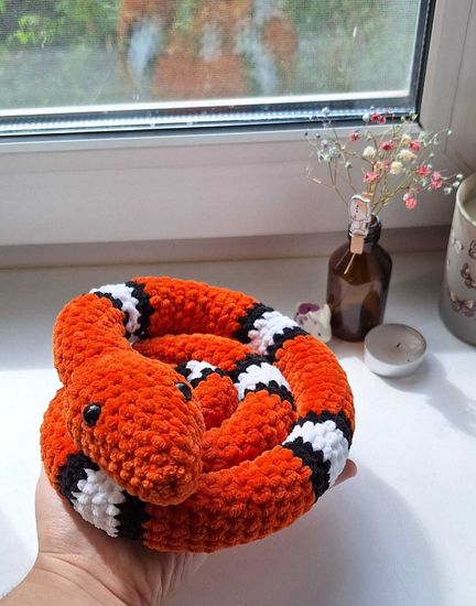 Вязаная игрушка ручной работы "Королевская змея"
