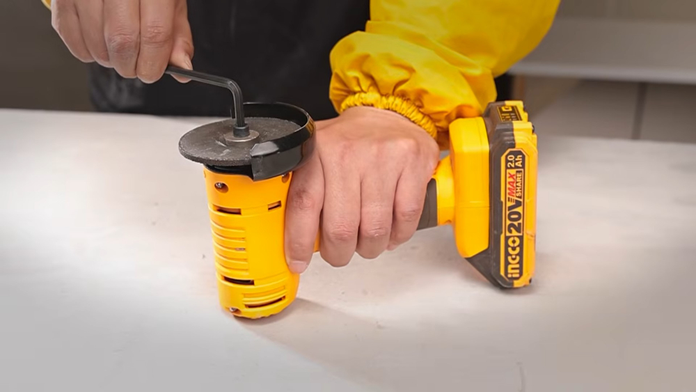 Аккумуляторная мини-угловая шлифовальная машина (УШМ) INGCO CAGLI7601 INDUSTRIAL 20 В 76 мм