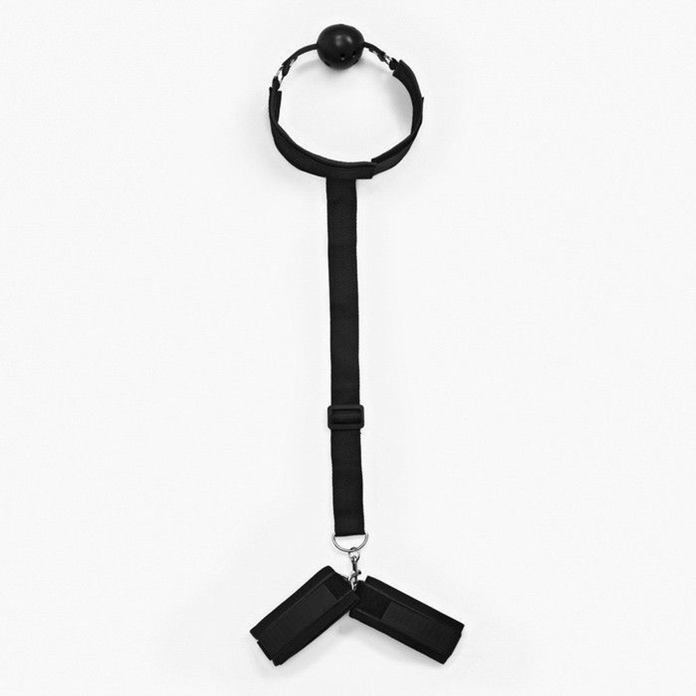 Черный кляп-шар с фиксацией рук за спиной