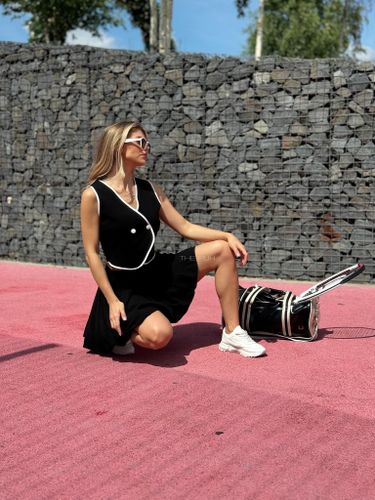 Черный костюм из жилета и юбки