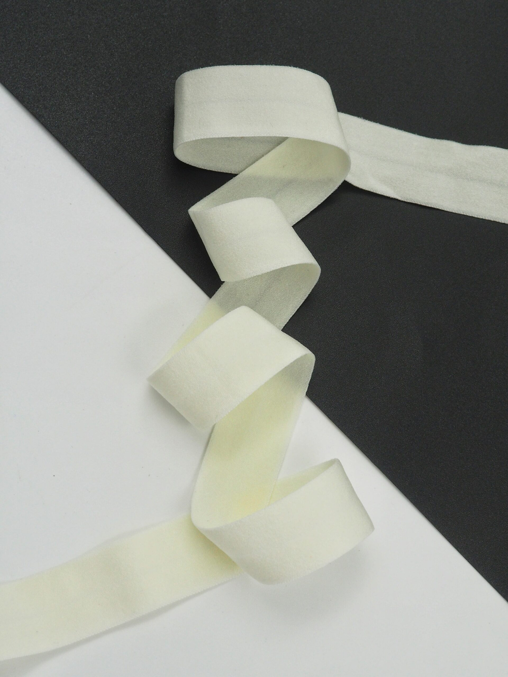 Бейка эластичная кремовая матовая ширина 20 мм