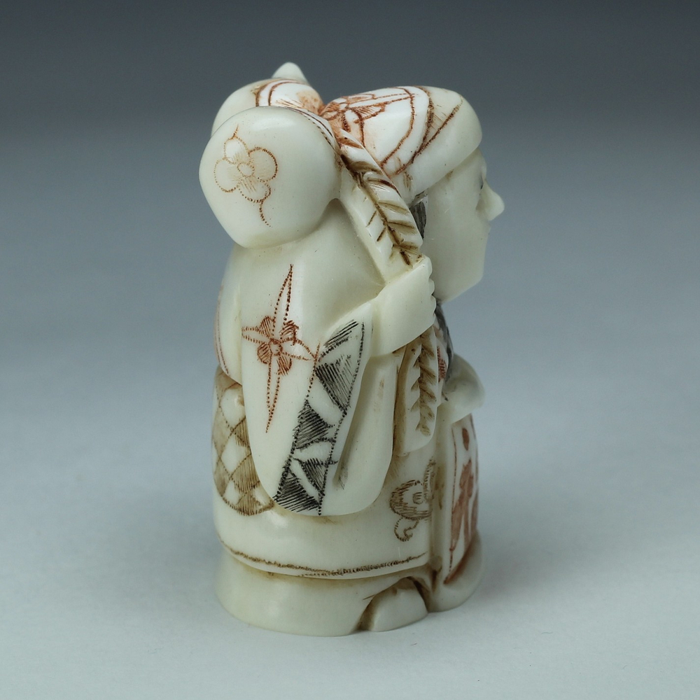 Нэцкэ Ребенок с тыквой горлянкой и табличкой "счастья"