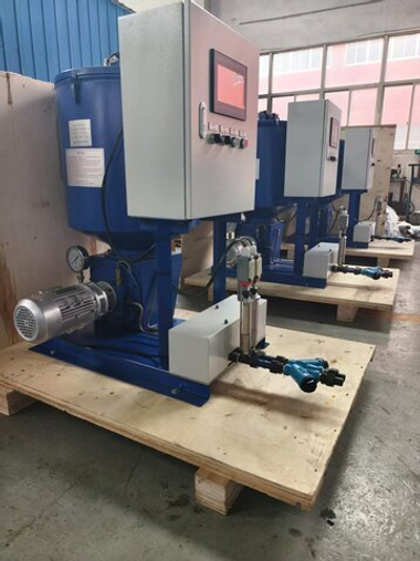 GDK03 with PLC / DRB9-P365Z with control system - Станция смазки электрическая для двухлинейных систем, рабочее давление до 400 бар, подача 365 мл/мин, мощность двигателя 1,5 кВт, объем бака 100 литров; тип станции - Станция с системой управления с набором клапанов для управления, шкафом управления на базе ПЛК