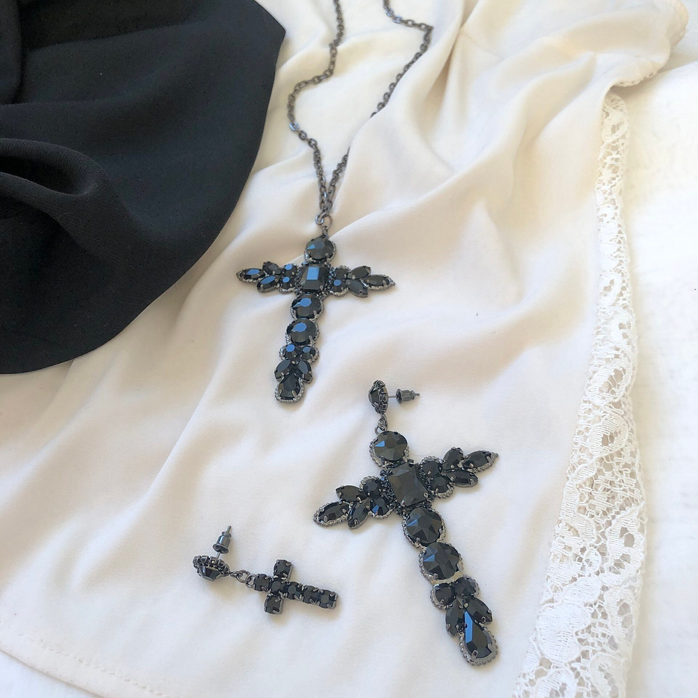 Серьги-кресты ассиметрия с черными кристаллами