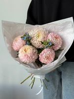 Букет из оксипеталума и хризантемы в светло розовом оттенке