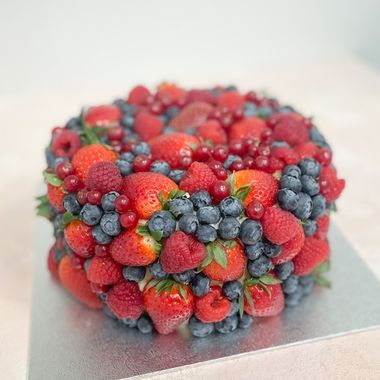 Торт с ягодным декором на праздник