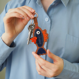 Брелок Poisson из кожи теленка цвета карамель