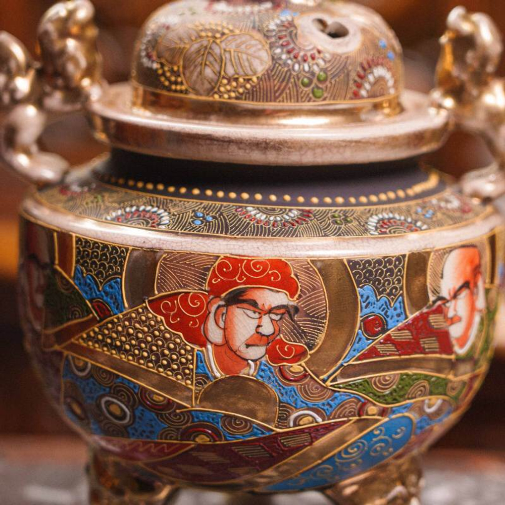 Антикварная ваза-курильница (кодоро) в стиле Сацума