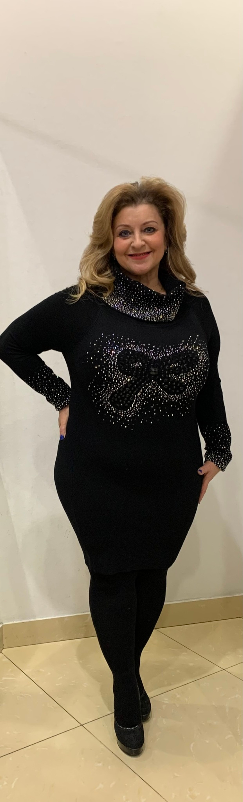 Нарядная черная туника-свитер со стразовой отделкой