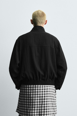 ZARA КУРТКА ИЗ СТРУЯЩЕЙСЯ ТКАНИ СВОБОДНОГО КРОЯ, ЧЕРНЫЙ