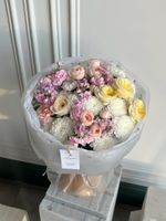 Букет из маттиолы, хризантемы, ранункулюсов и кустовых пионовидных роз