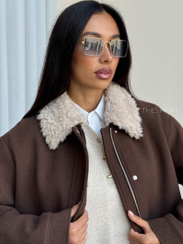 Шоколадная куртка с меховым воротником