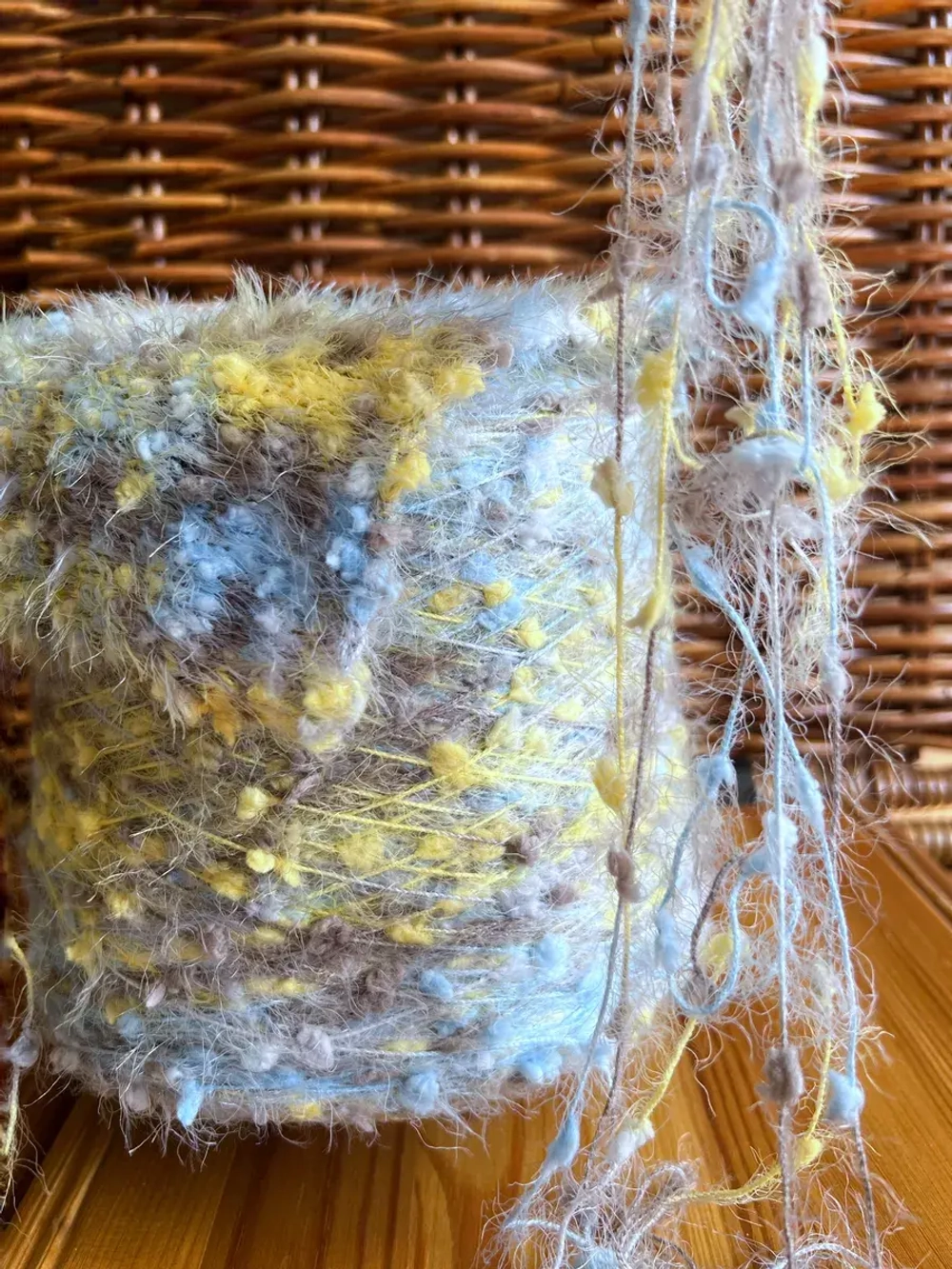 Пряжа  декоративная с ворсом и шишибриками