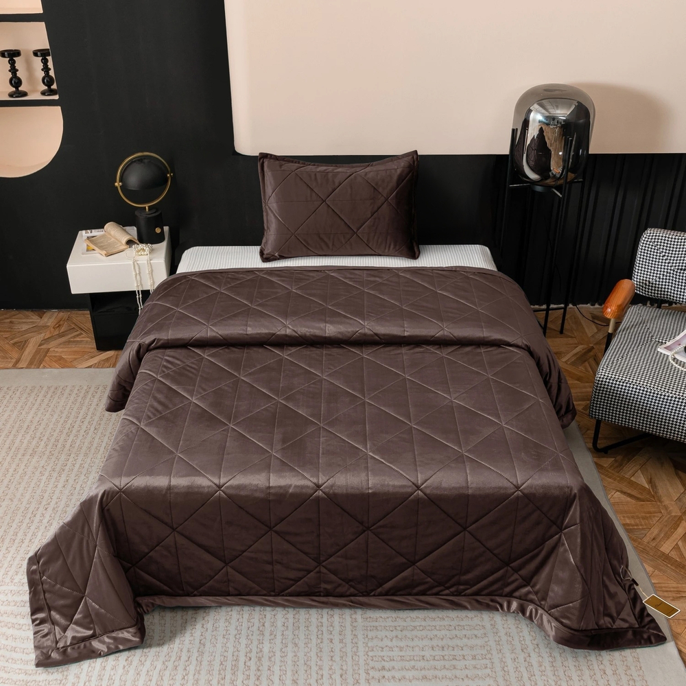 Велюровое покрывало в клетку и две наволочки OVL037