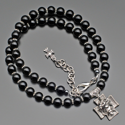 Чокер на ювелирном тросе из чёрного перламутра с камнями гематита и подвеской-крестом "Иисус" Rico la Cara AMX007149