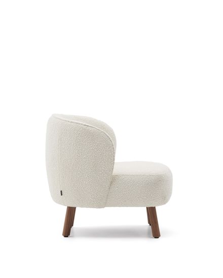 Кресло Ulit из белой ткани букле с ножками из ясеня с отделкой под орех