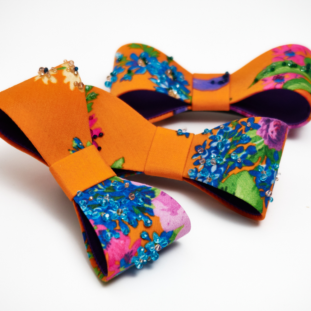 Бант из оранжевого жаккарда с цветочным принтом