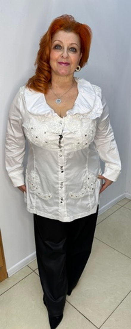 Белая рубашка-туника с кружевной вышивкой