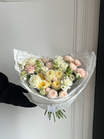 Букет из кустовых пионовидных роз, лизиантуса, одноголовых роз и маттиолы