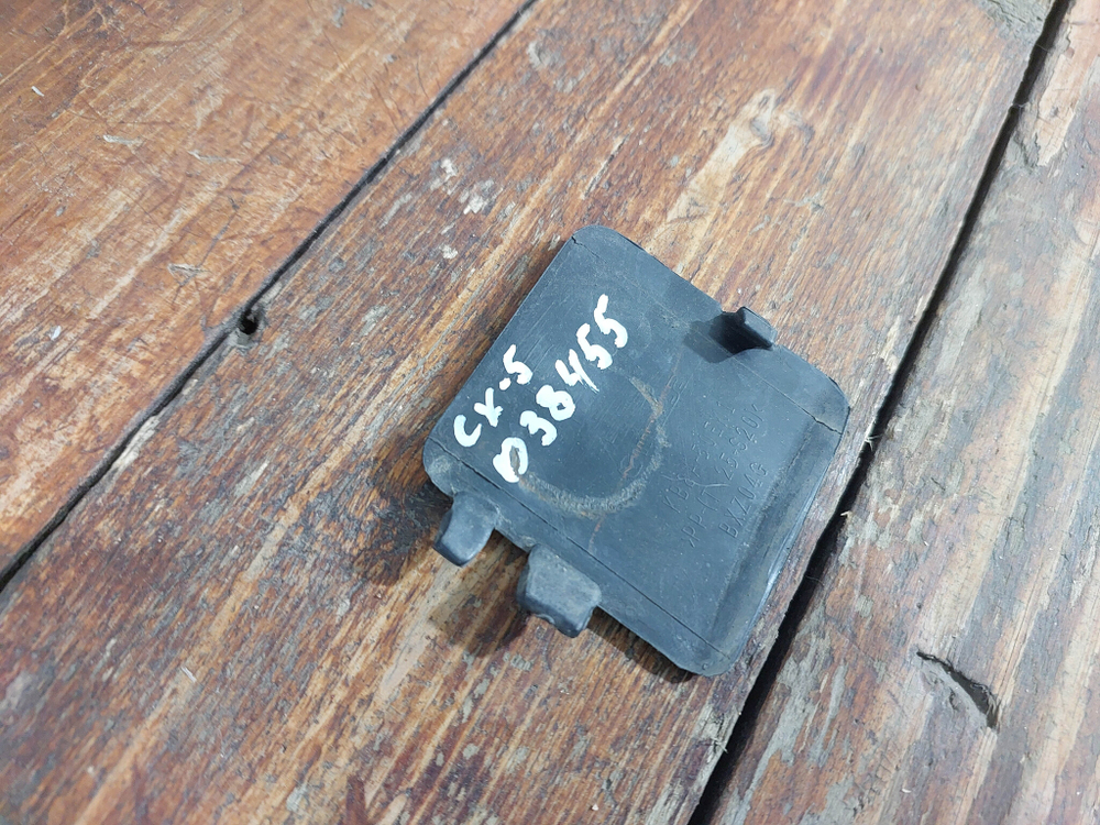 Заглушка буксировочного крюка Mazda CX-5 2 (KF) 17-21 Б/У Оригинал KB8A50EK1