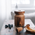 Деревянная чашка (бочонок) для мёда с крышкой и ложечкой для меда из древесины кедра. KD3