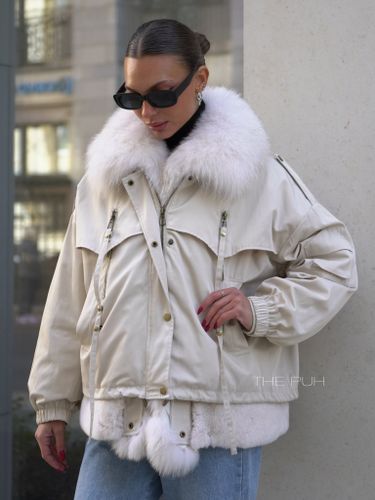 Короткая бежевая парка на пуху с воротником из натурального меха